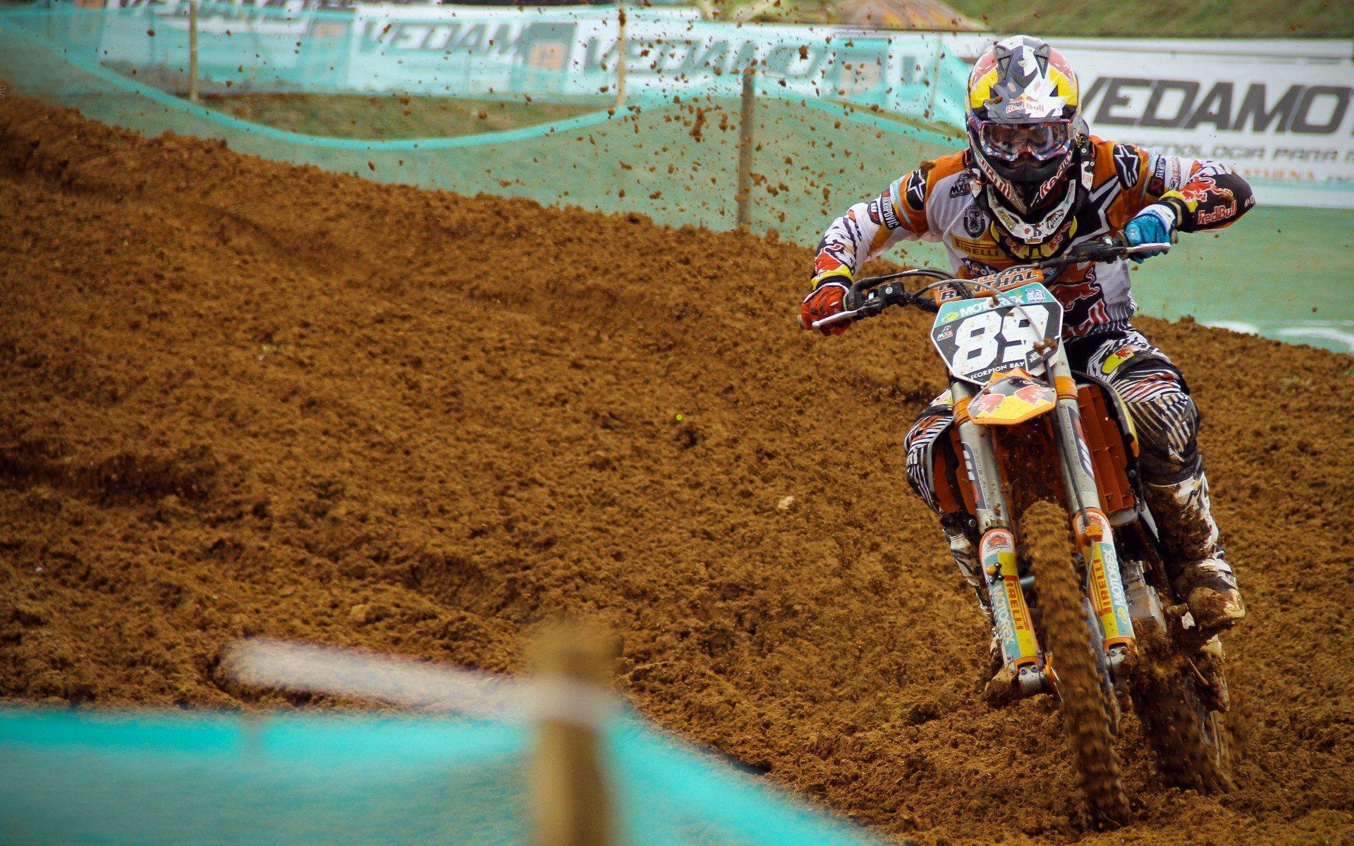 国际米兰前锋图拉姆训练中头部遭不明物体击中,事件疑似恶意袭击引发足坛震荡